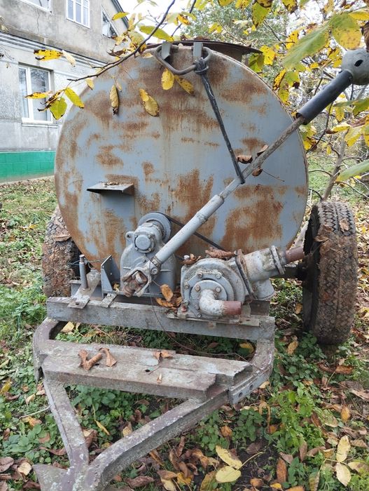 Бочка для води 3 куби, з насосом та редуктором, на колесах.