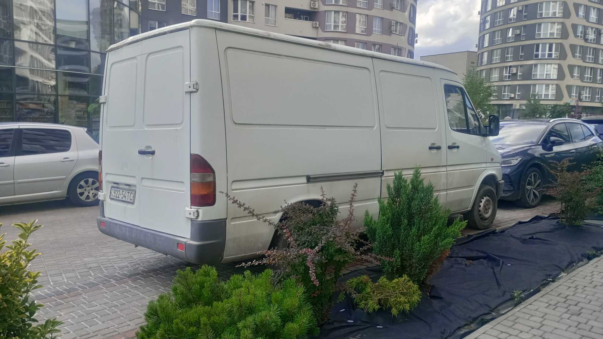 Автомобіль Мерседес спрінтер 208