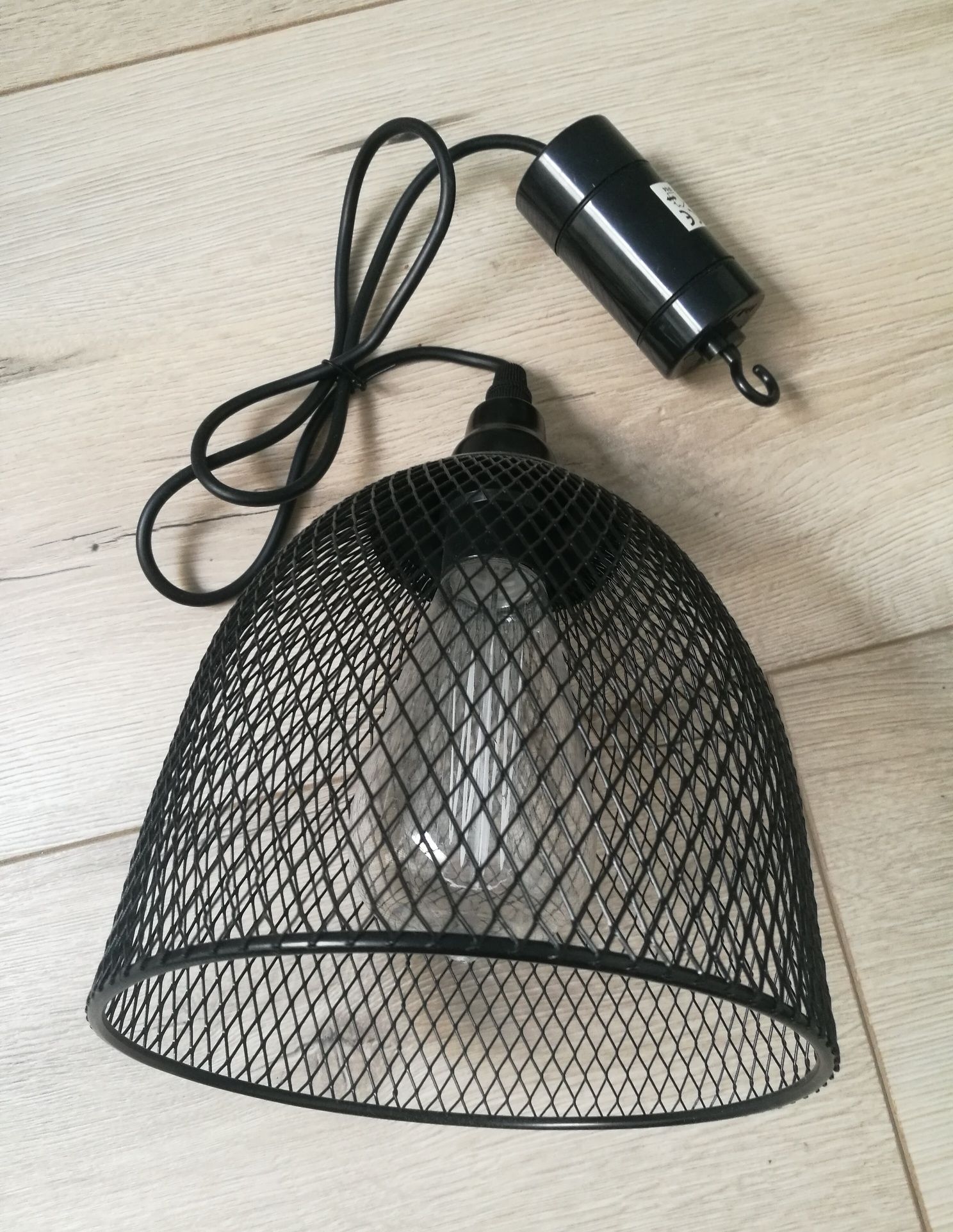 Metalowa lampa wisząca IP44 z funkcją timera