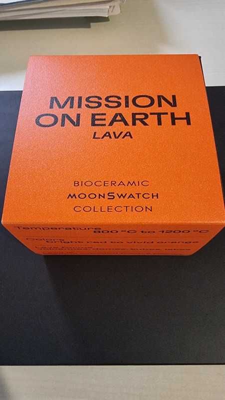 Omega x Swatch SO33O100 Lava - Symulator Wulkanu