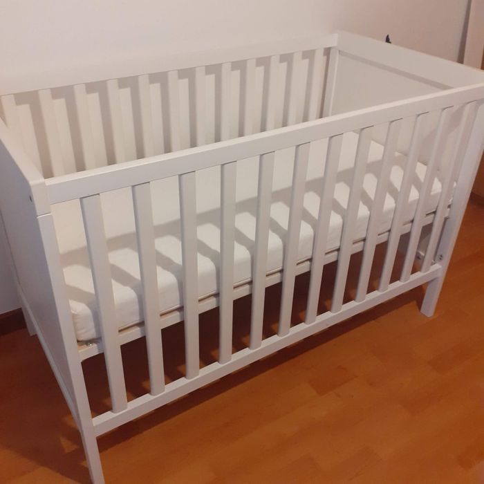 Cama de grades para bebé com colchão (IKEA)