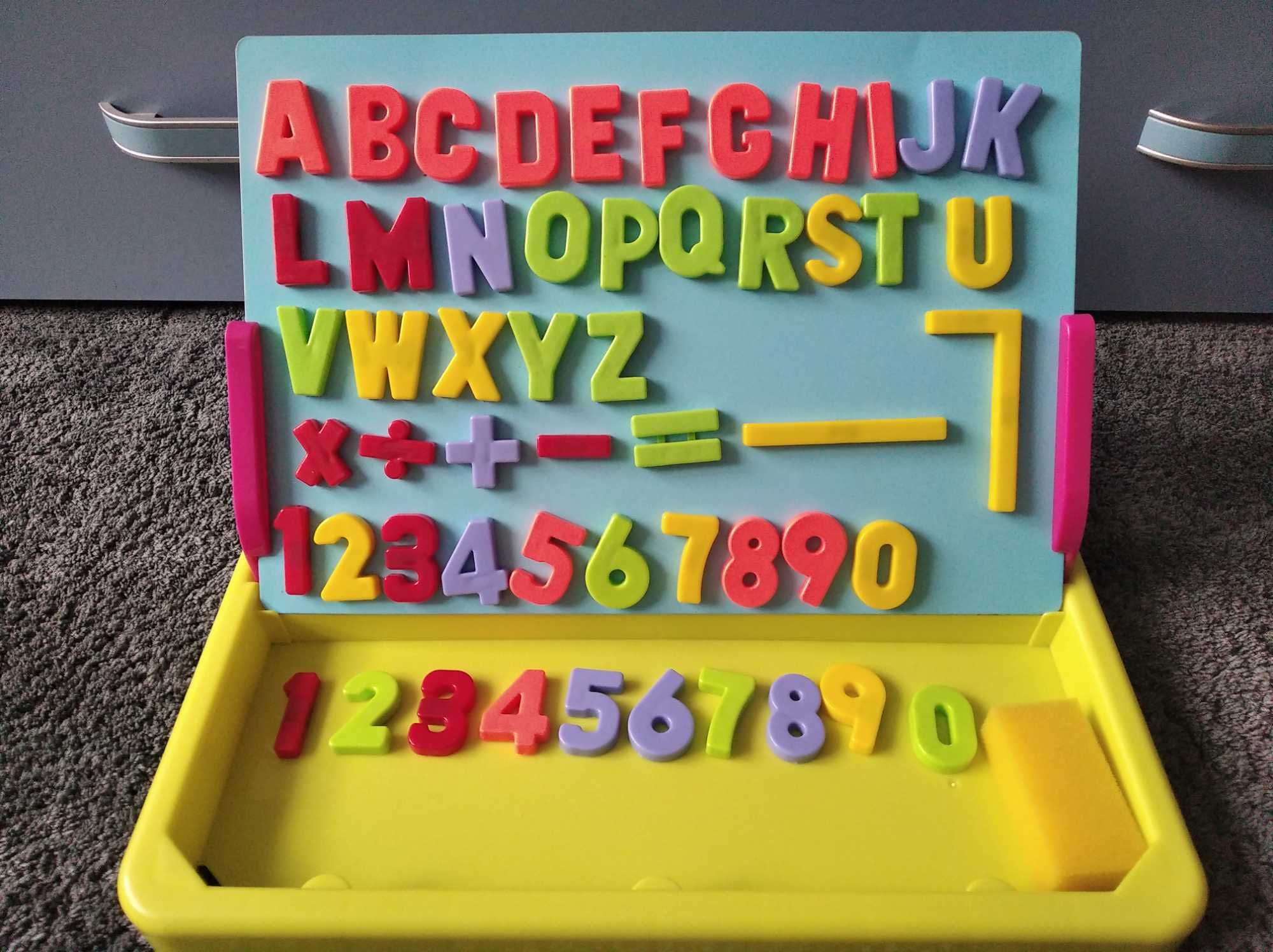 Playgo przenośna tablica z literkami + dodatkowe literki