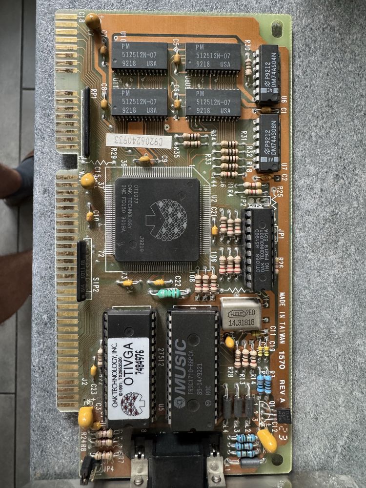 Stary komputer, monitor i klawiatura z lat 90