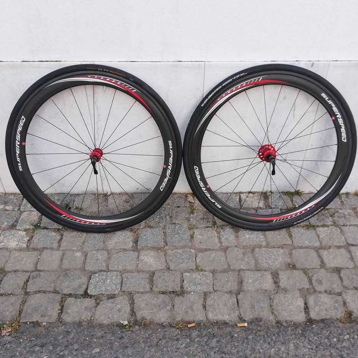 Rodas de Carbono estrada