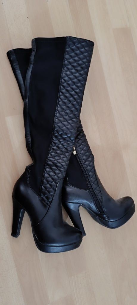 Botas pretas acima do joelho de salto alto. Tamanho 36. Usadas