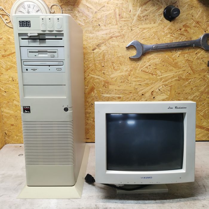 Start komputer Tora T483/33 Intel I486 monitor Yakumo 
- Intel i486