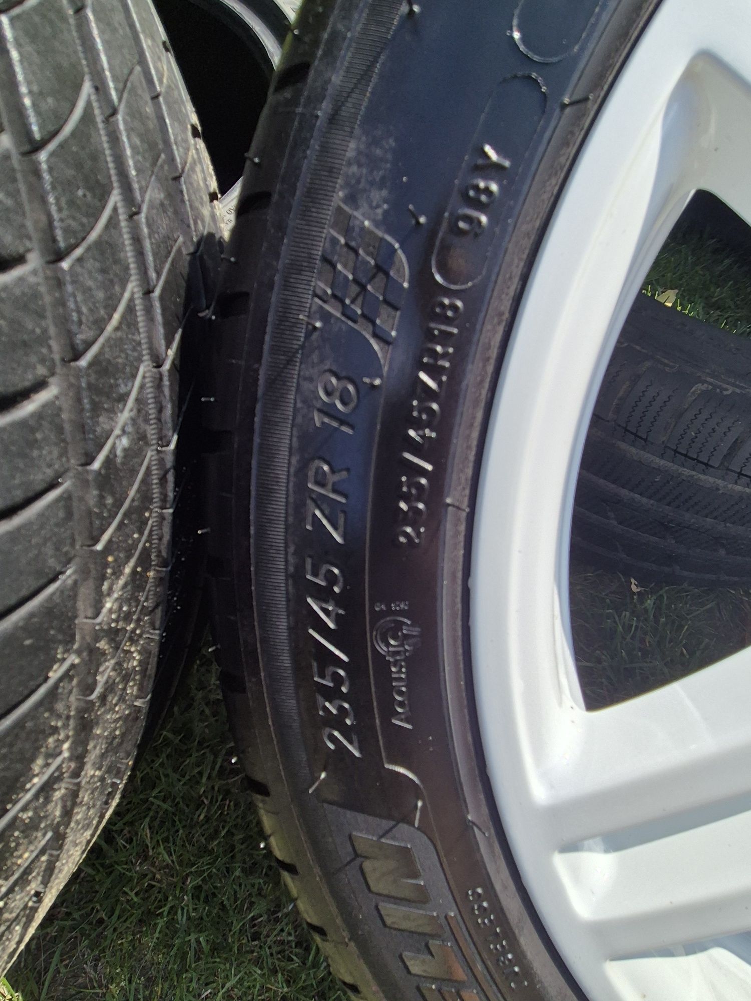 Komplet białych felg z oponami michelin.