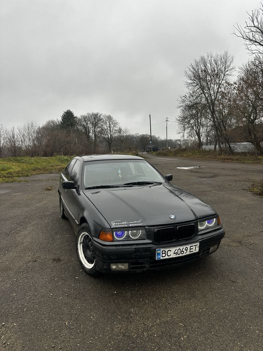 Продам е36 в гарному стані 318i