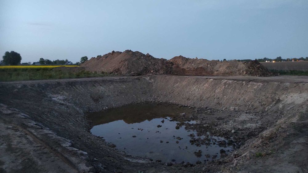 Urobek z wykopu stawu duża ilość