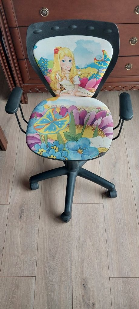 Krzesło, fotel obrotowy do biurka dla dziewczynki marki Nowy Styl