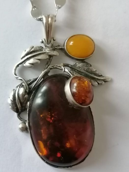 Срібні прикраси  .