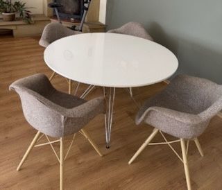 Stół okrągły z krzesłami, fotelami