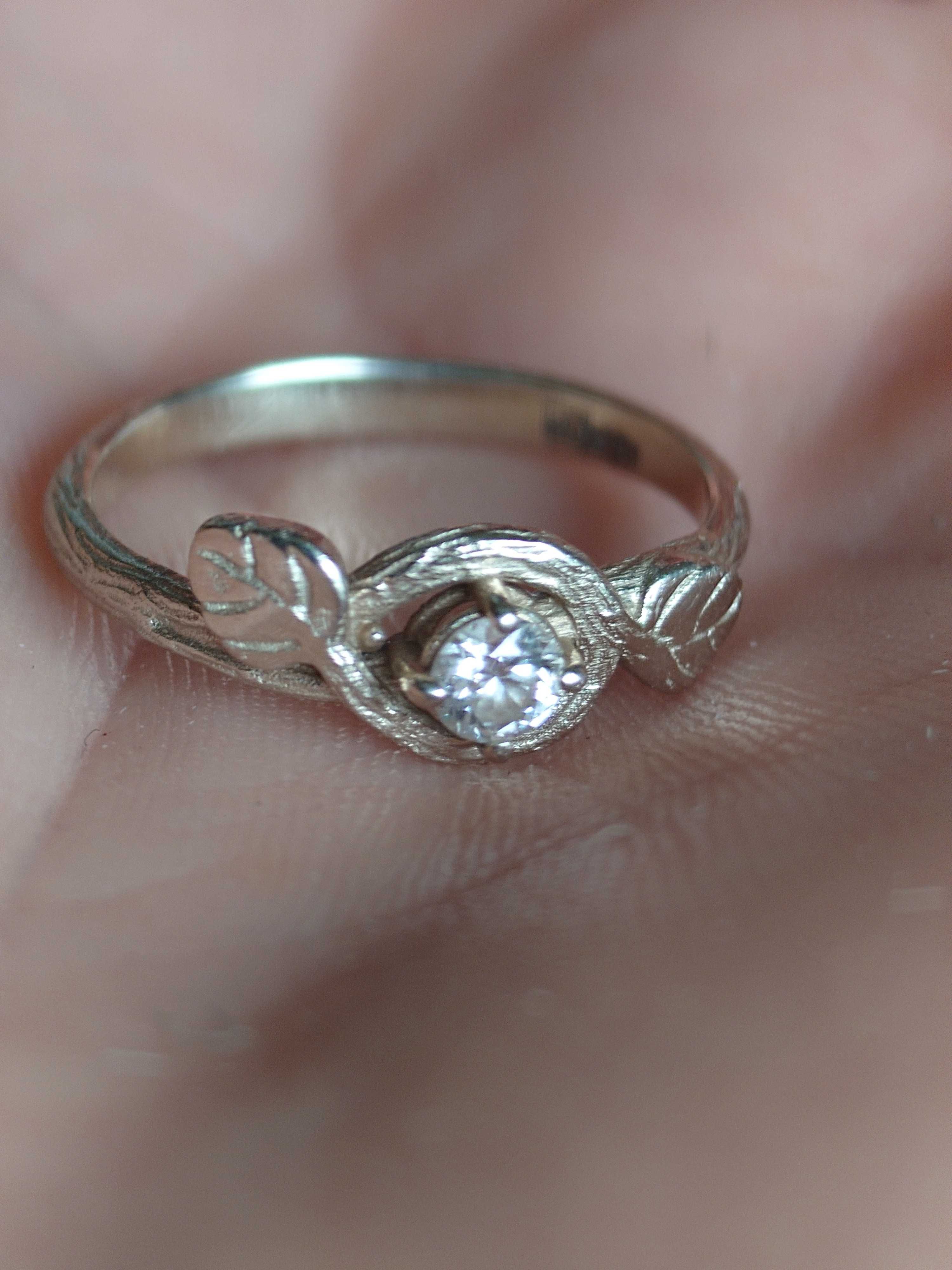 Wyjątkowy pierścionek odlewany /białe złoto /kamień 0,16ct/ rozm.12/52