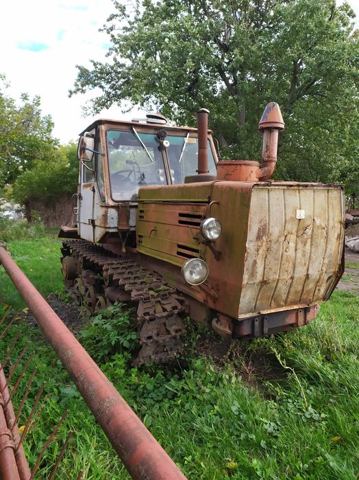 Трактор Т-150 гусеничний. Плуг окремо.