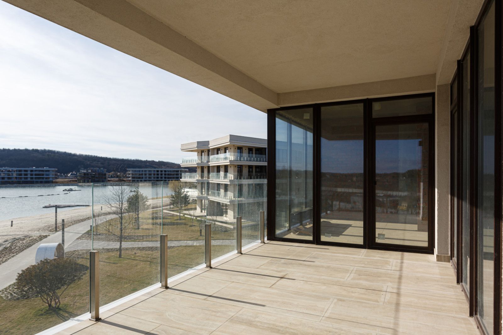 Ексклюзивна 2-к квартира-студія 92 м2 з панорамною терасою біля води