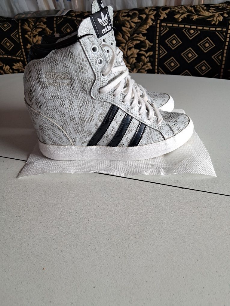 Sapatilhas adidas com cunha Novas