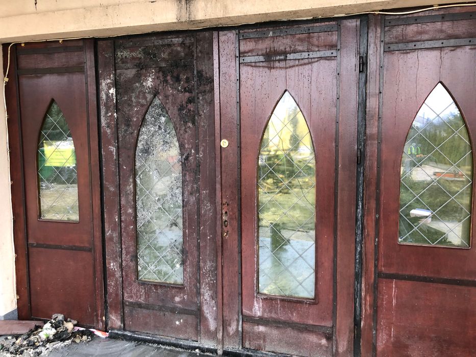 Drzwi drewniane dworek z zamku kościoła pałac willa z witrażem