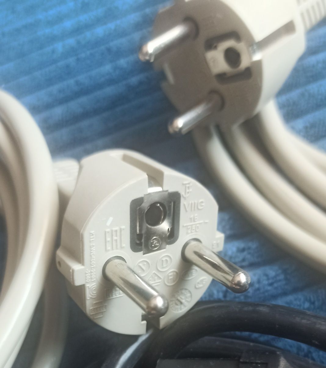 Kabel sieciowy zasilający do komputera PC monitora drukarki UPS 2m