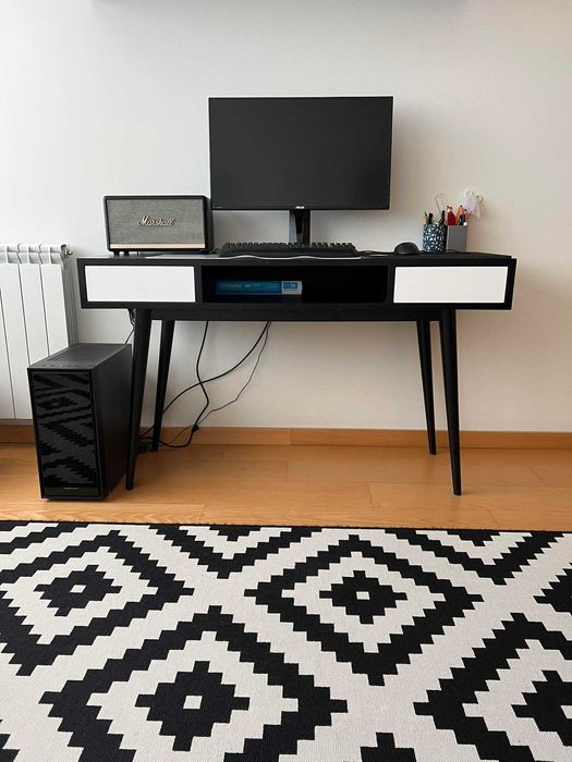 Mesa de escritório preta em folha de carvalho