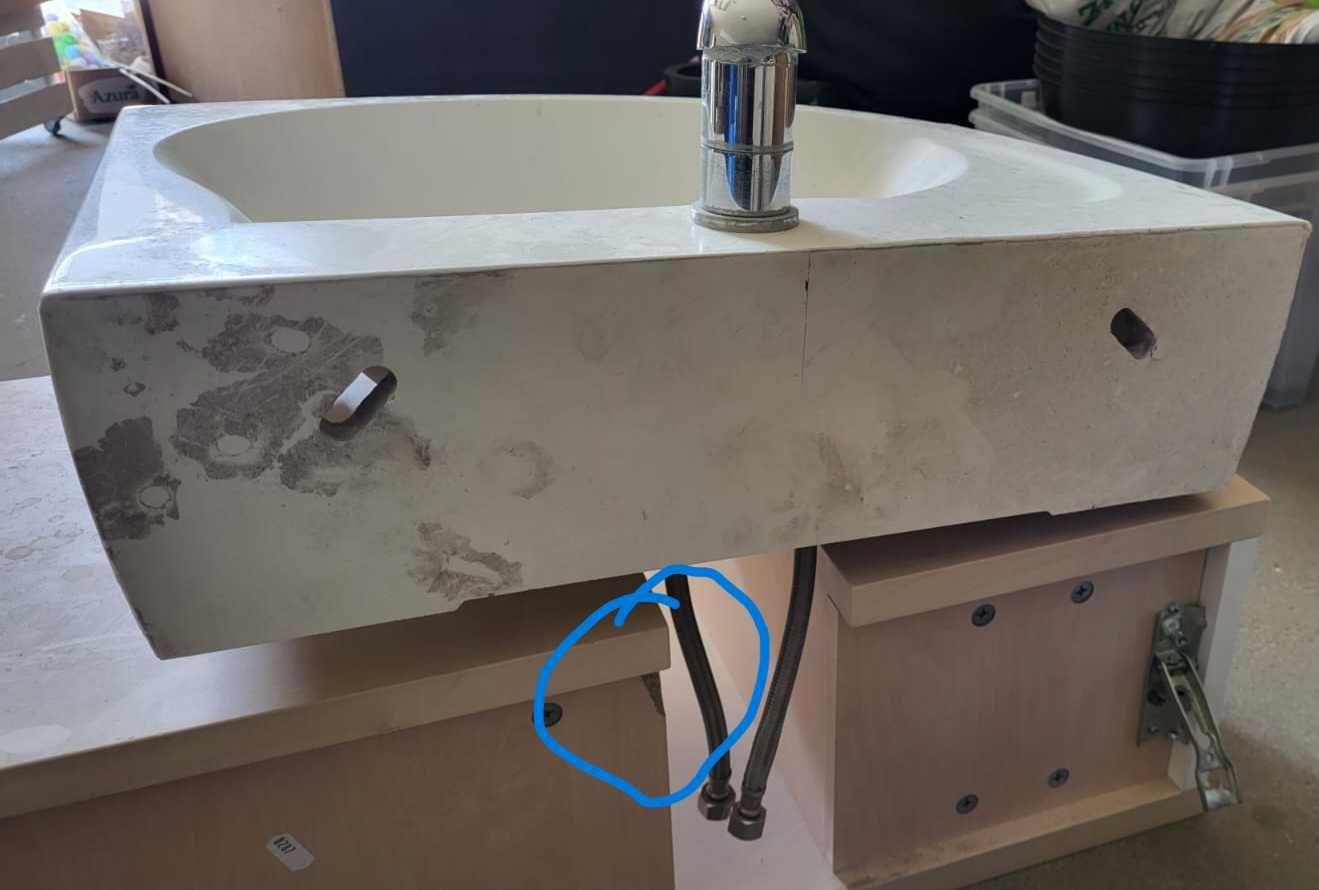 umywalka z szafką wiszącą i baterią w pakiecie