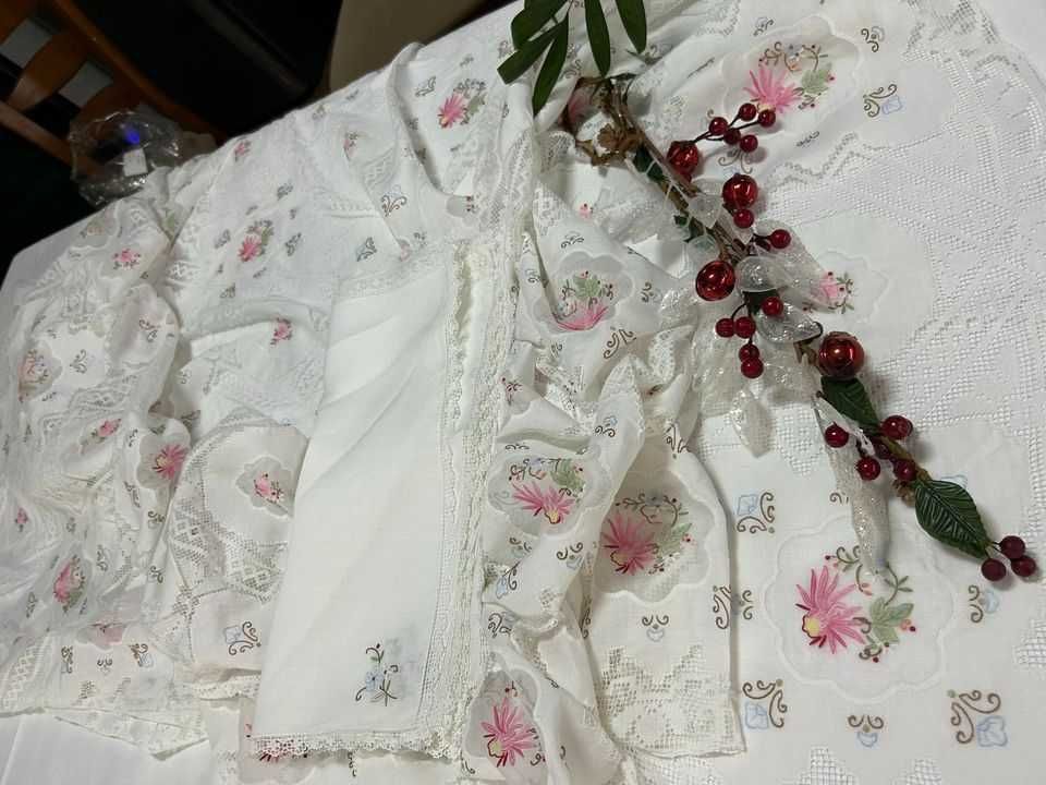 Toalha de mesa em linho fino, organza e filé, uma obra de arte