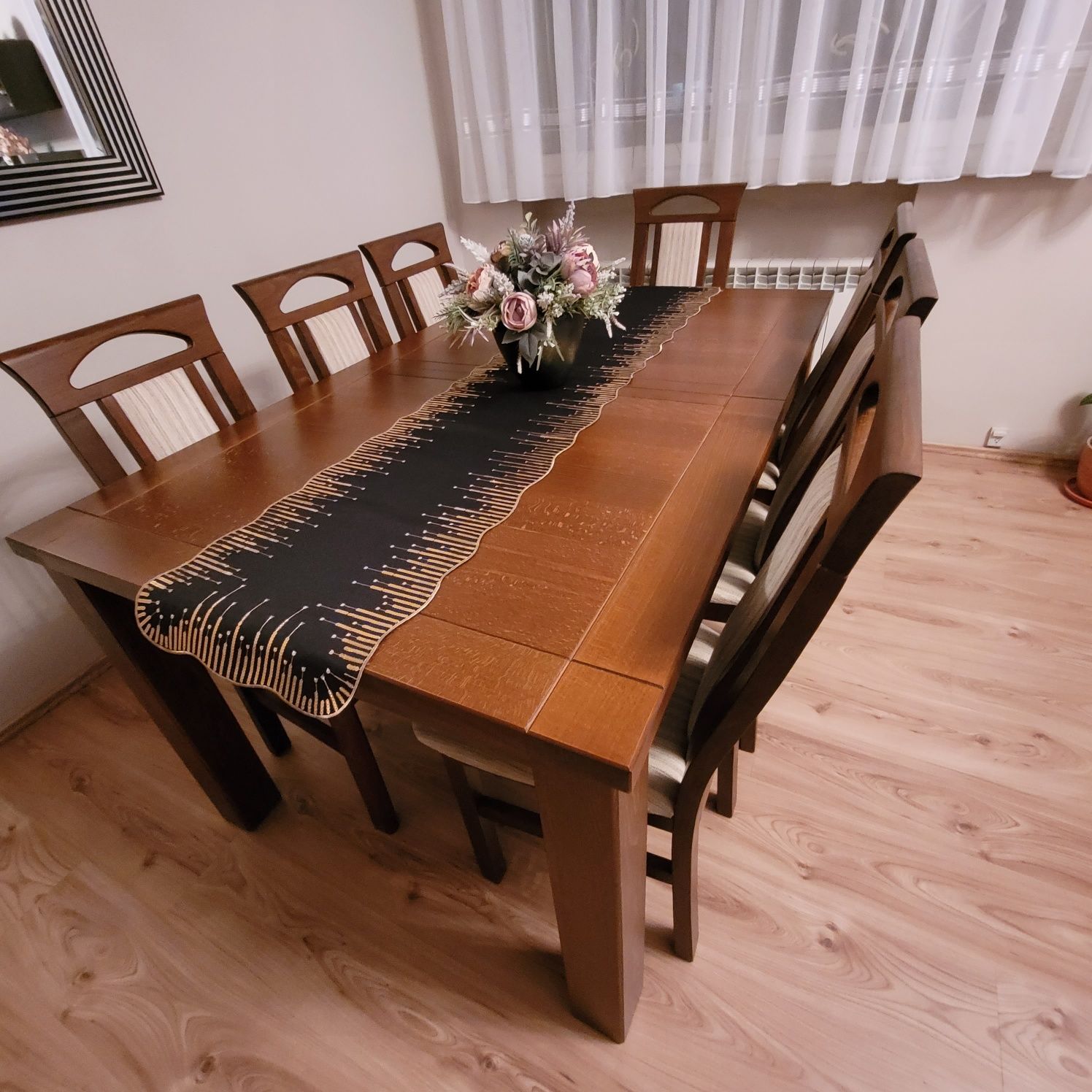 Komplet stół  drewniany  i 8 szt. krzesła