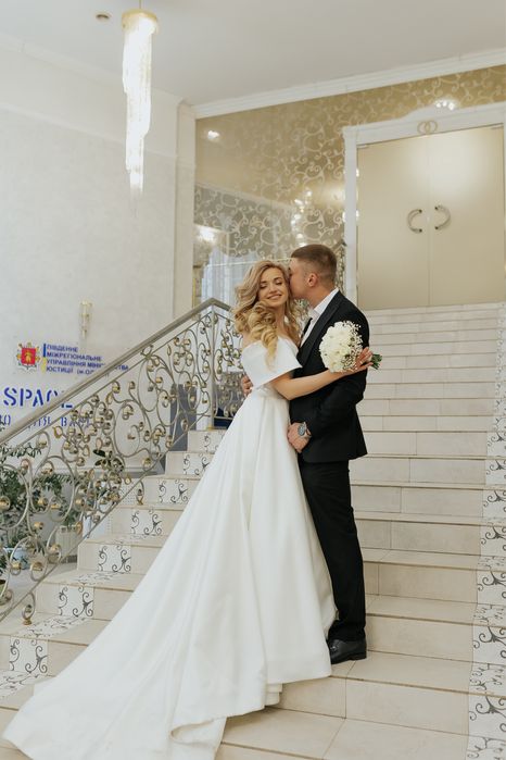 Продам шикарну весільну сукню після хімчистки