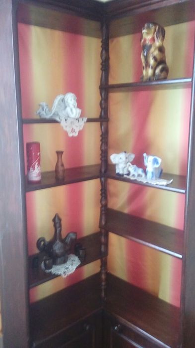 Drewniana narożna witryna retro