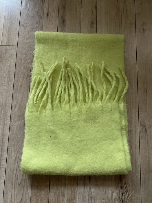 Gruby szalik limonkowy z frędzlami