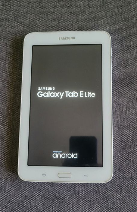 Планшет  Sumsung Galaxy Tab Elite  + чехол + клавиатура