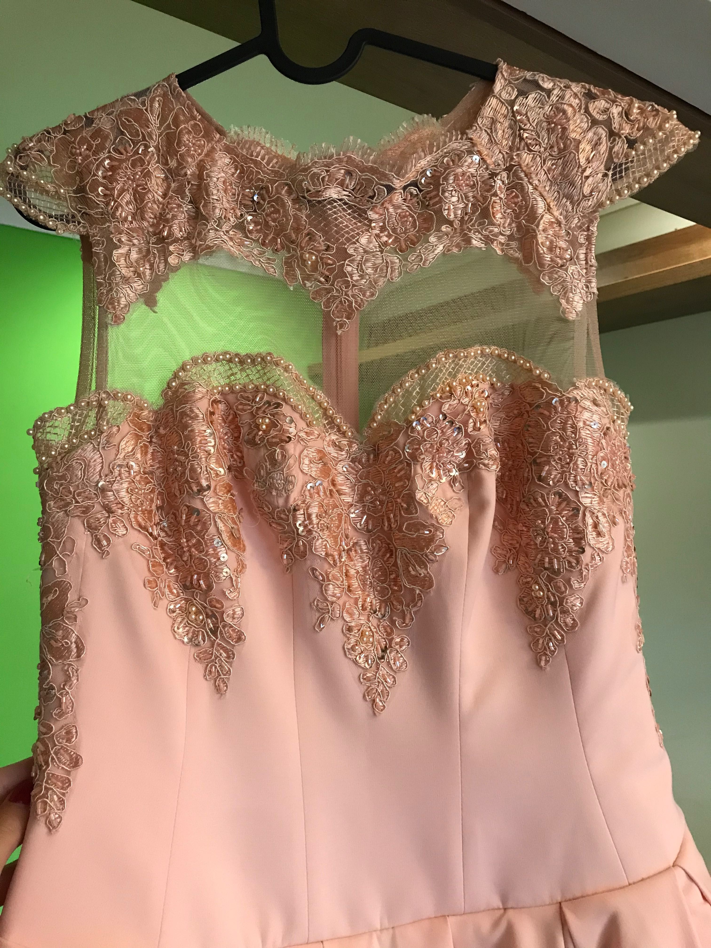 LOU- Brzoskwiniowa rozkloszowana sukienka z koralikami