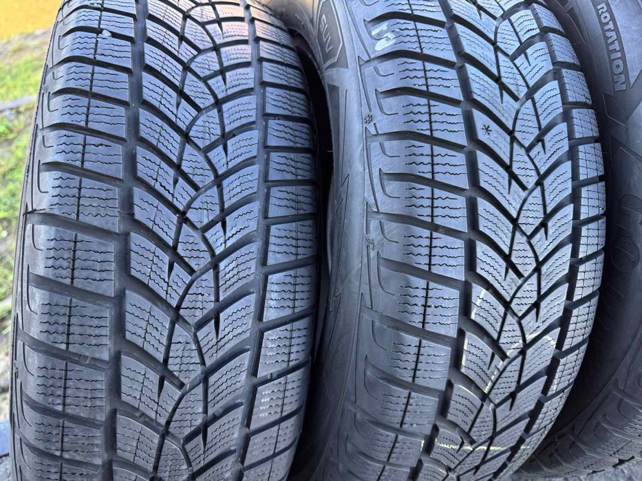 Майже нові зимові шини Goodyear 215/65 R17