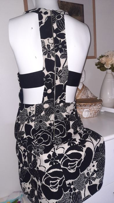 Vestido pretove branco tamanho M Marca Zara aberto nas costas