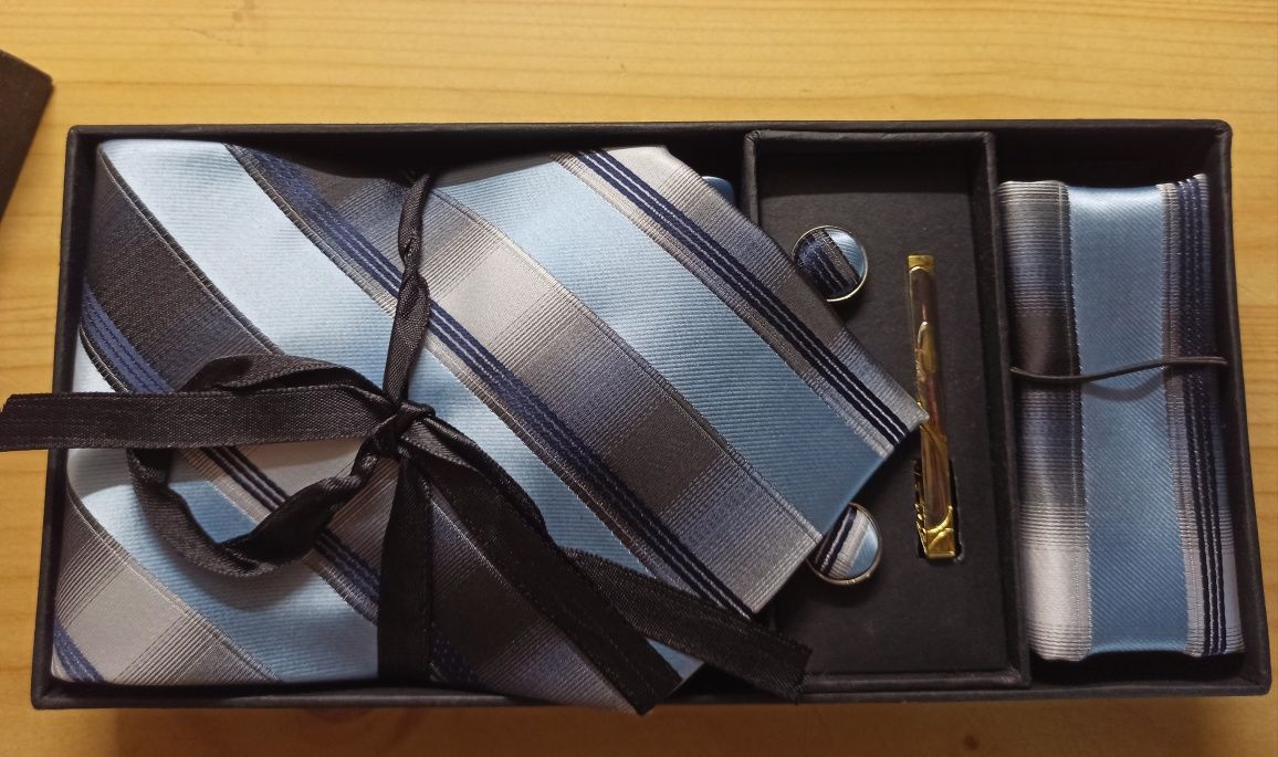 Набір чоловічий на подарунок краватка, запонки, хустинка