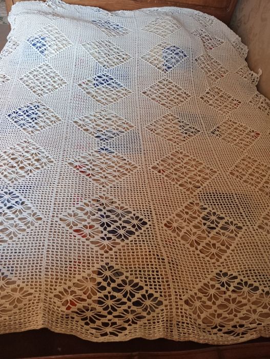 Duźa narzuta na łóżko,ręcznie robiona 210/190 cm.