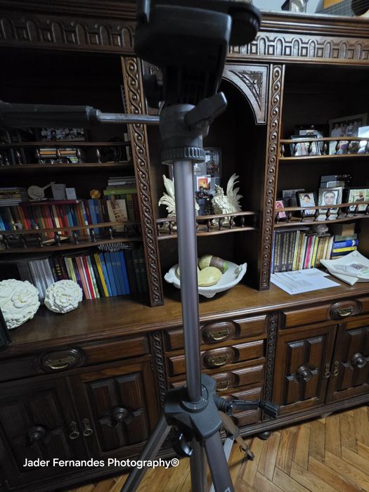 Tripé fotográfico extensível carena usado.