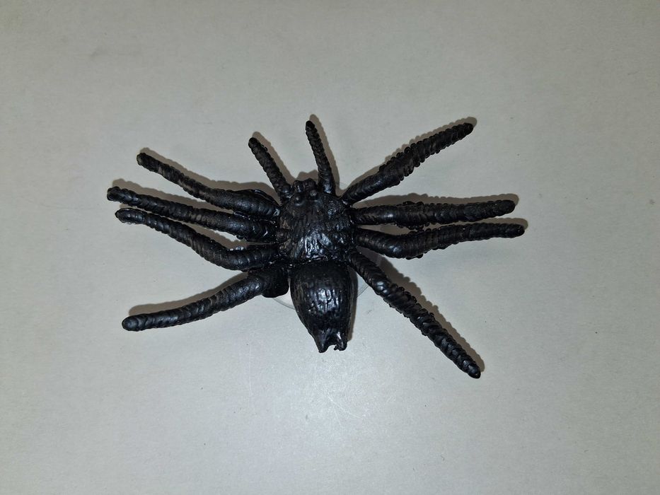 N038 Duży Czarny Pająk Na Przyssawce Gumowa Dekoracja Halloween