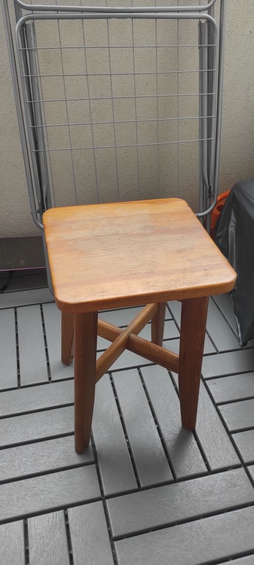 3 taborety z litego drewna bardzo dobrym stanie technicznym cena za1sz