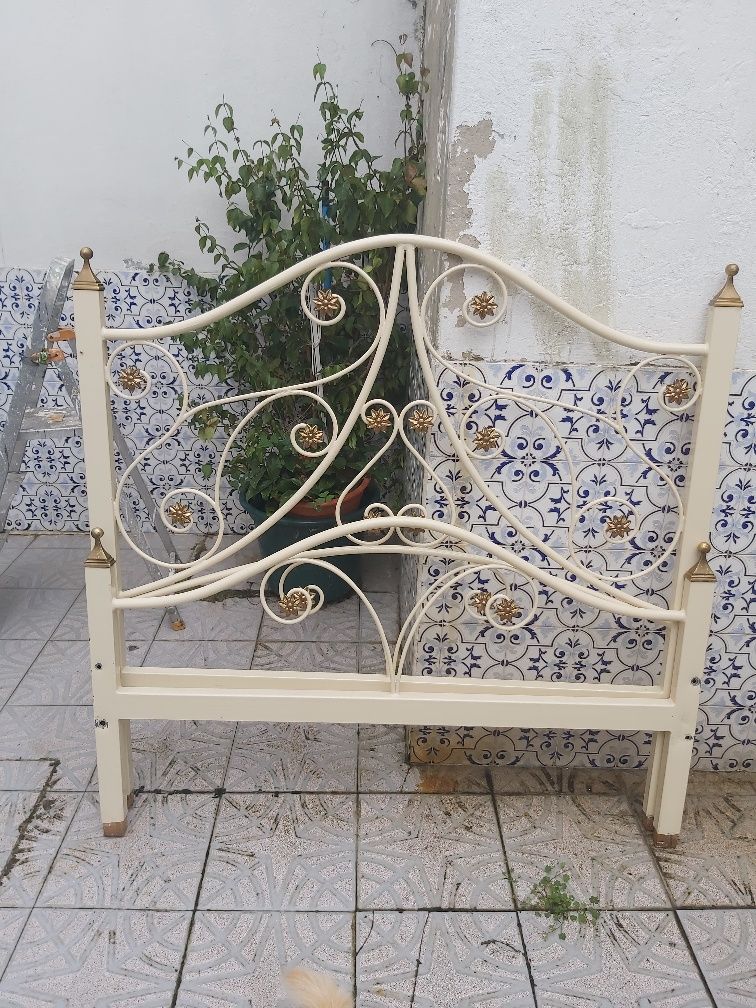 Cama de ferro antiga