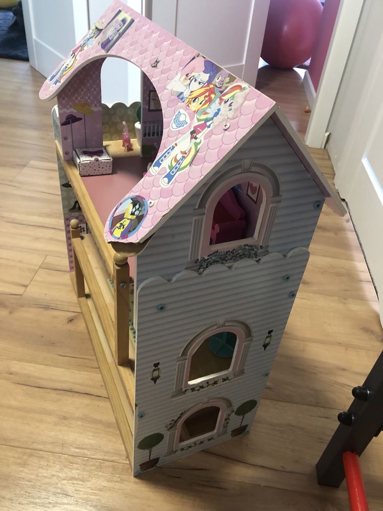 Piękny drewniany domek dla lalek z wyposażeniem