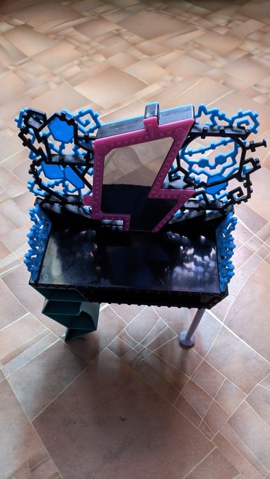 Продам игрушечный туалетный столик от Matel,из набора Monster High.