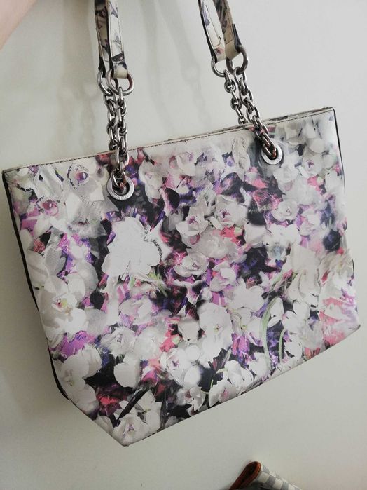 torebka Guess w kwiaty pojemna A4