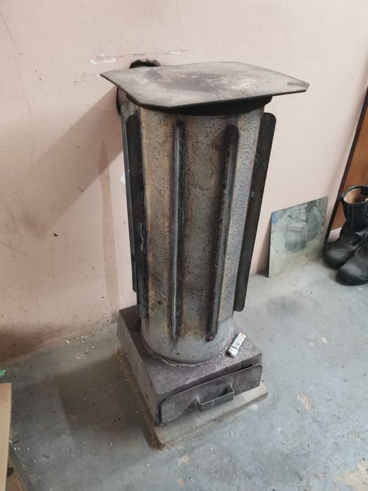 Piec typu koza ładowany z góry kominek do garażu, warsztatu, na budowę