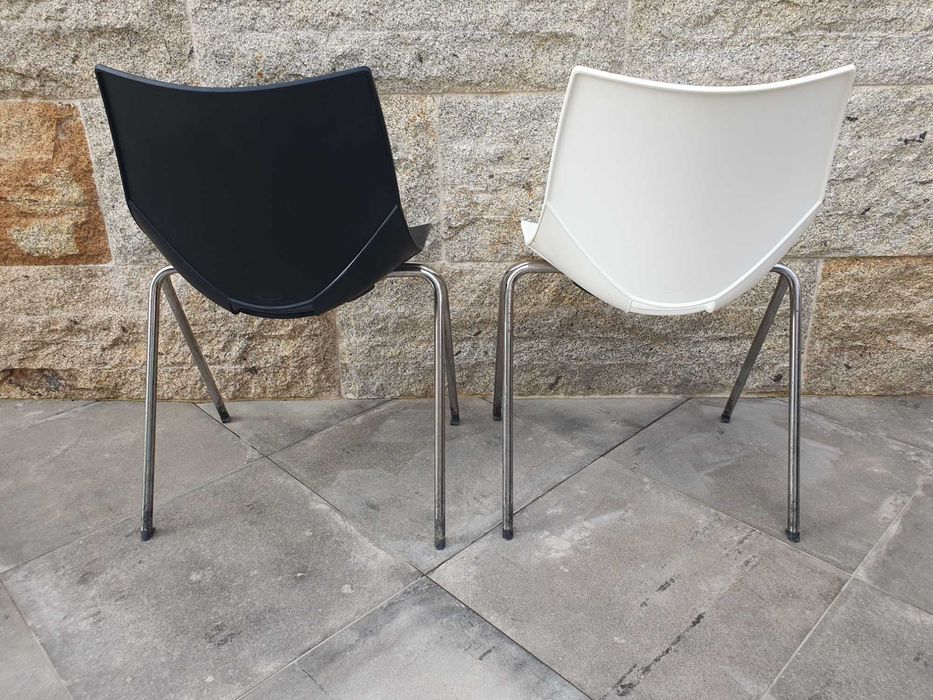 Cadeiras brancas e pretas