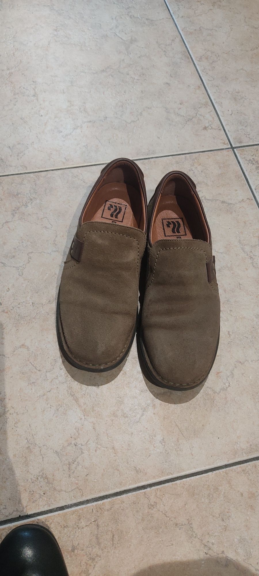 Sapatos em pele camurça