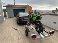 Kawasaki KDX 200 com atrelado (reboque)