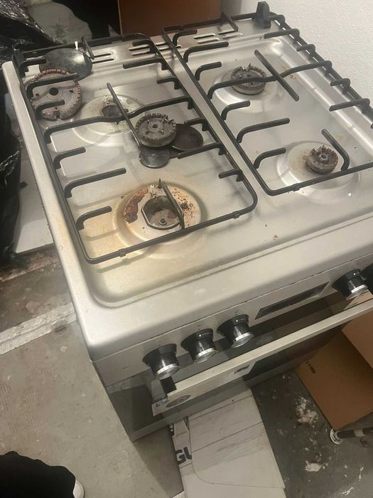 Fogão a gás canalizado Beko com forno