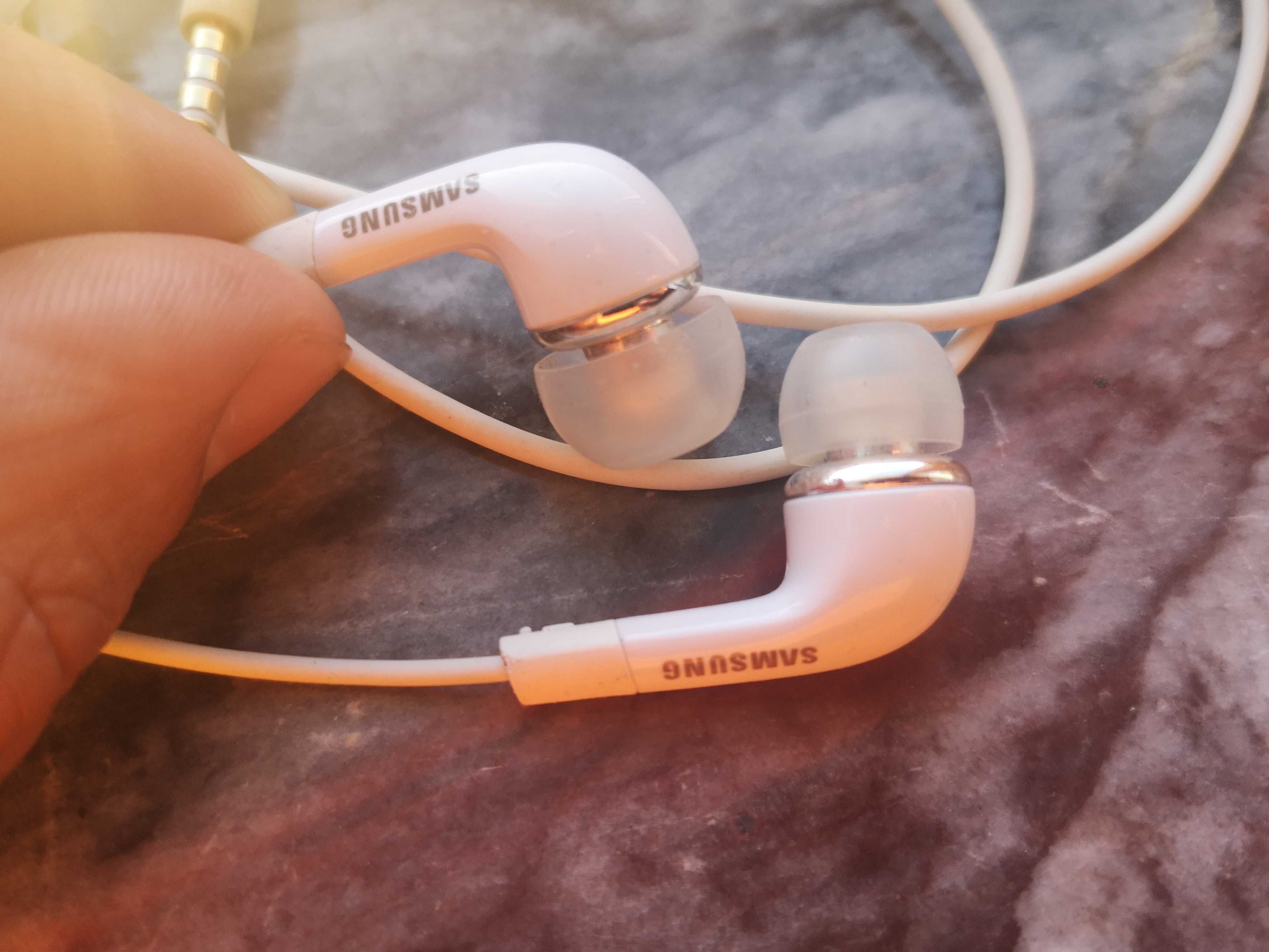 Headphones - Auriculares brancos da Samsung com cabo jack 3,5mm