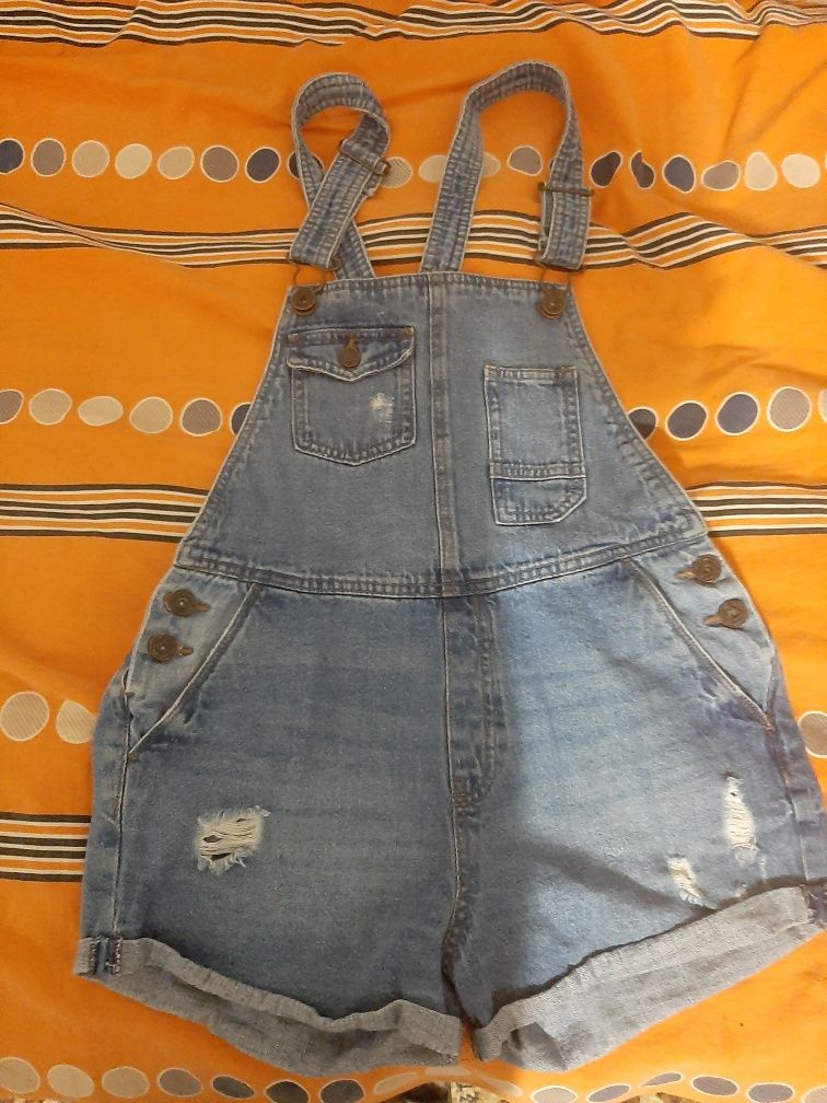 Продам джинсовые шорты разм.М +джинсовый комбинезон+ в подарок шорты.