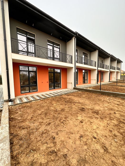 Таунхаус великою ділянкою.